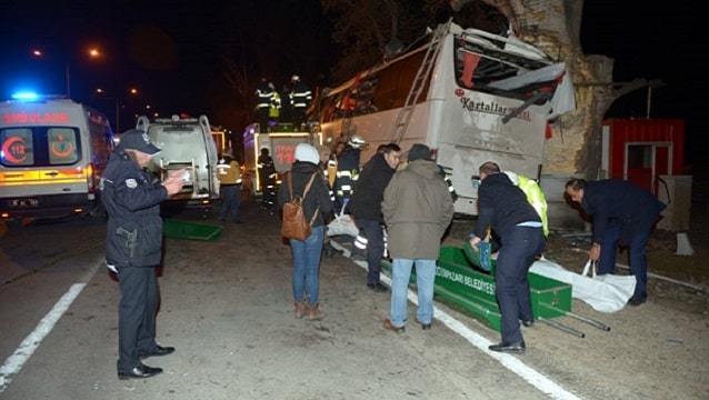 Tur otobüsü devrildi 11 ölü 44 yaralı