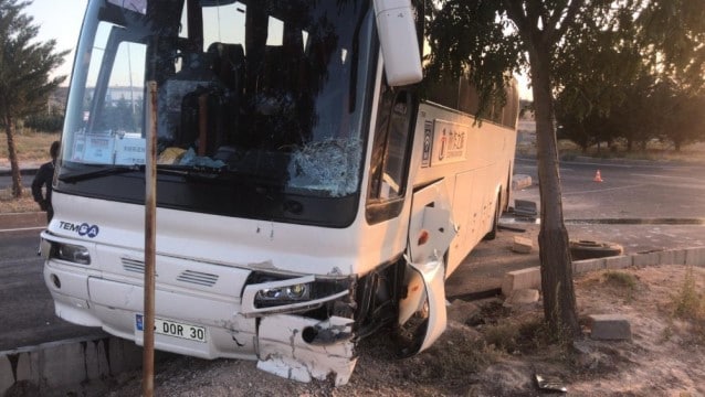 Tur otobüsü kaza yaptı: 2 yaralı