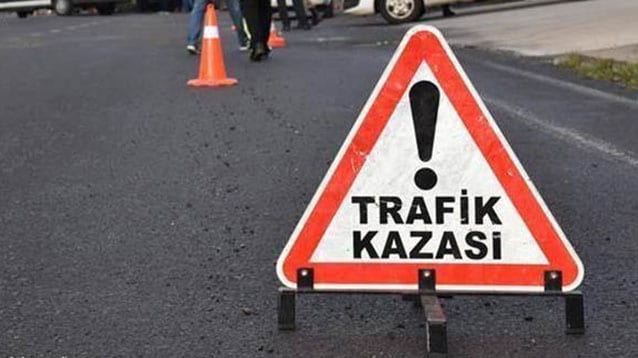 Tur otobüsü otomobille çarpıştı