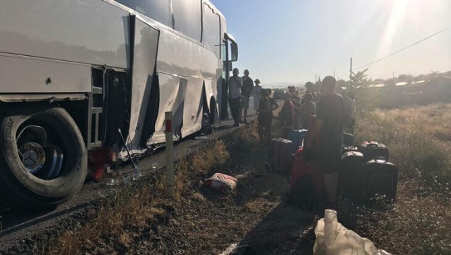 Tur otobüsü şoförünün manevrası faciayı önledi