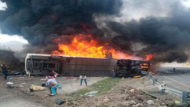 Tur otobüsüne tır çarptı: 21 ölü