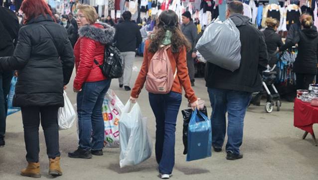Turist akını sürüyor, pazar doldu taştı