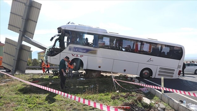 Turist dolu otobüs otomobille çarpıştı: 2 ölü, çok sayıda yaralı!