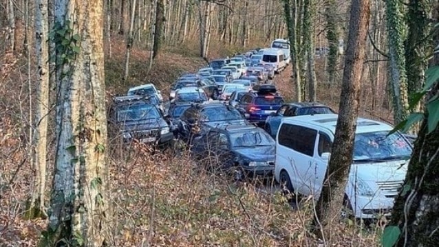 Turist patlaması yaşadı... Kilometrelerce araç kuyruğu!