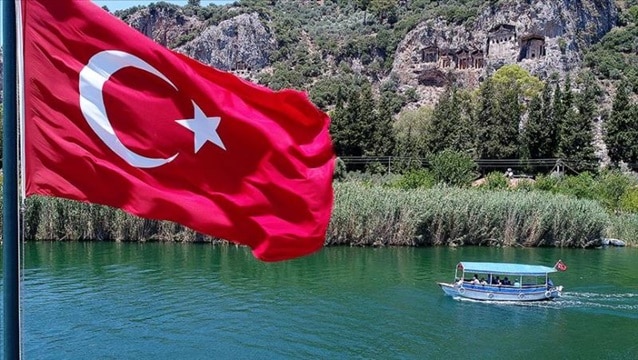 Turist sayısında 33 ay sonra ilk düşüş!