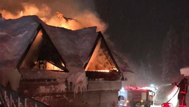 Turistik otel tamamen yandı