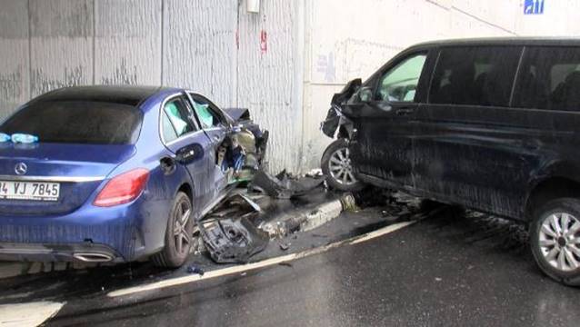 Turistleri taşıyan minibüs kaza yaptı