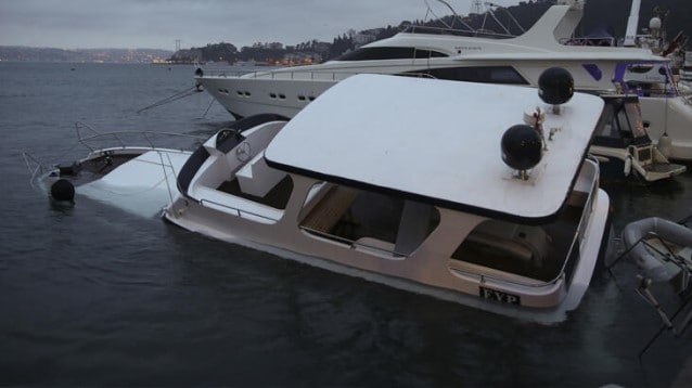 Turizm şirketinin lüks teknesi battı