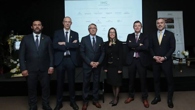 Türkiye’de 5 yeni otel için imzaları attı