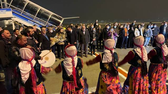 Uçakla gelen ilk turist kafilesi davul zurnalarla karşılandı