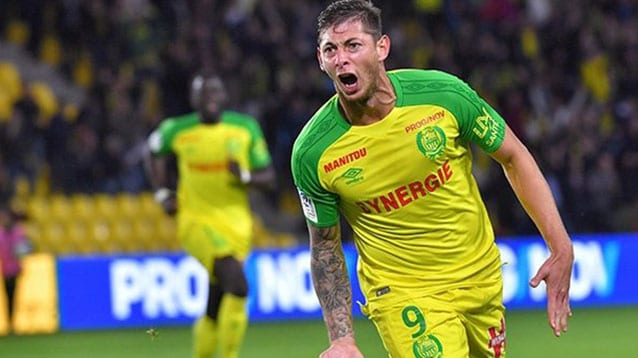 Ünlü futbolcuyu taşıyan uçak kayboldu