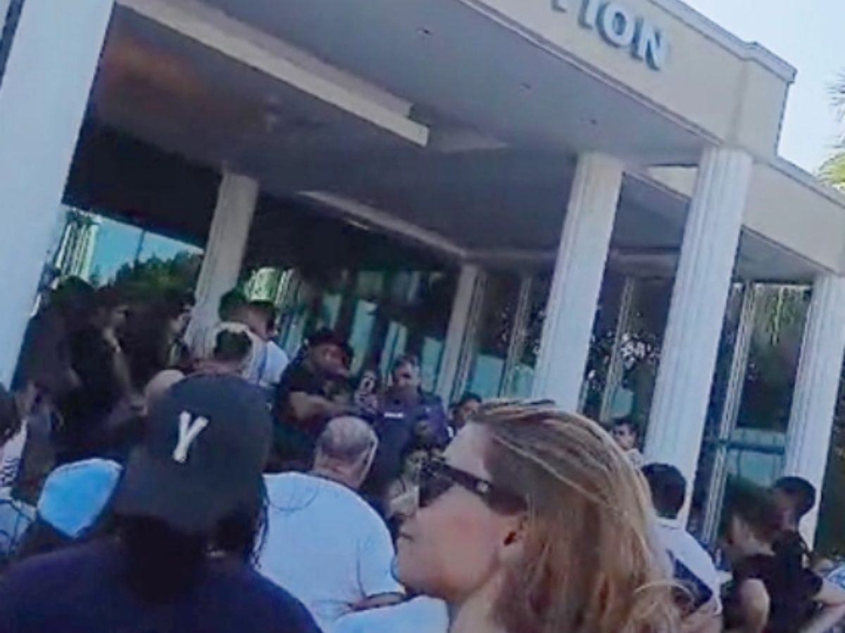 Kuşadası’ndaki otelde maaş krizi: Çalışanlar iş bırakma eylemi yaptı