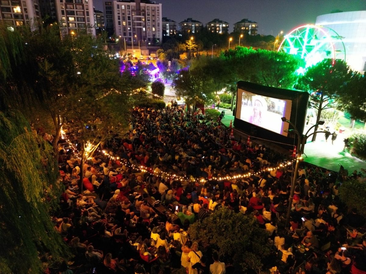 Akasya’da perde yıldızların altında açılıyor