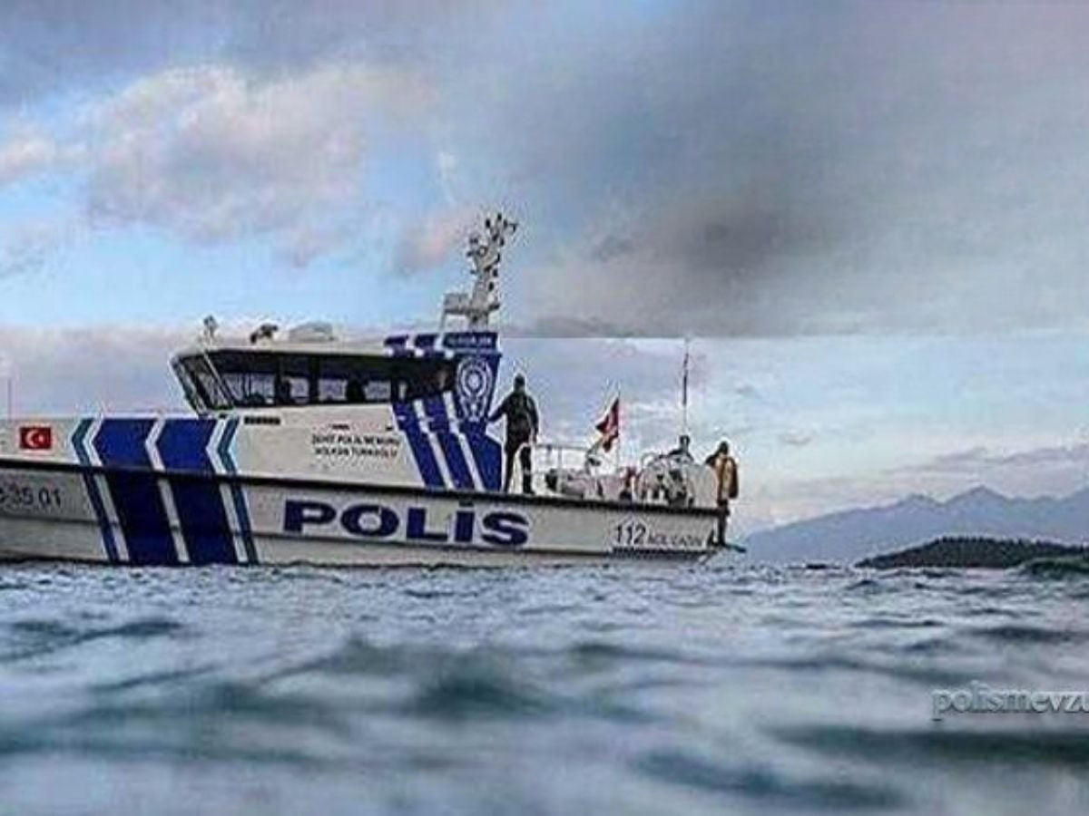Haliç'te tur teknesi köprü ayağına çarptı: Bir personel denize düştü